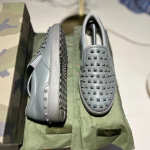 Valentino loafers - Tja säljer dessa as feta valentino loafers perfekta inför sommaren och våren skick 10/10 (nyskick) pris går att diskutera vid snabb affär   OBS äkta!!!  Inget OG medföljer 