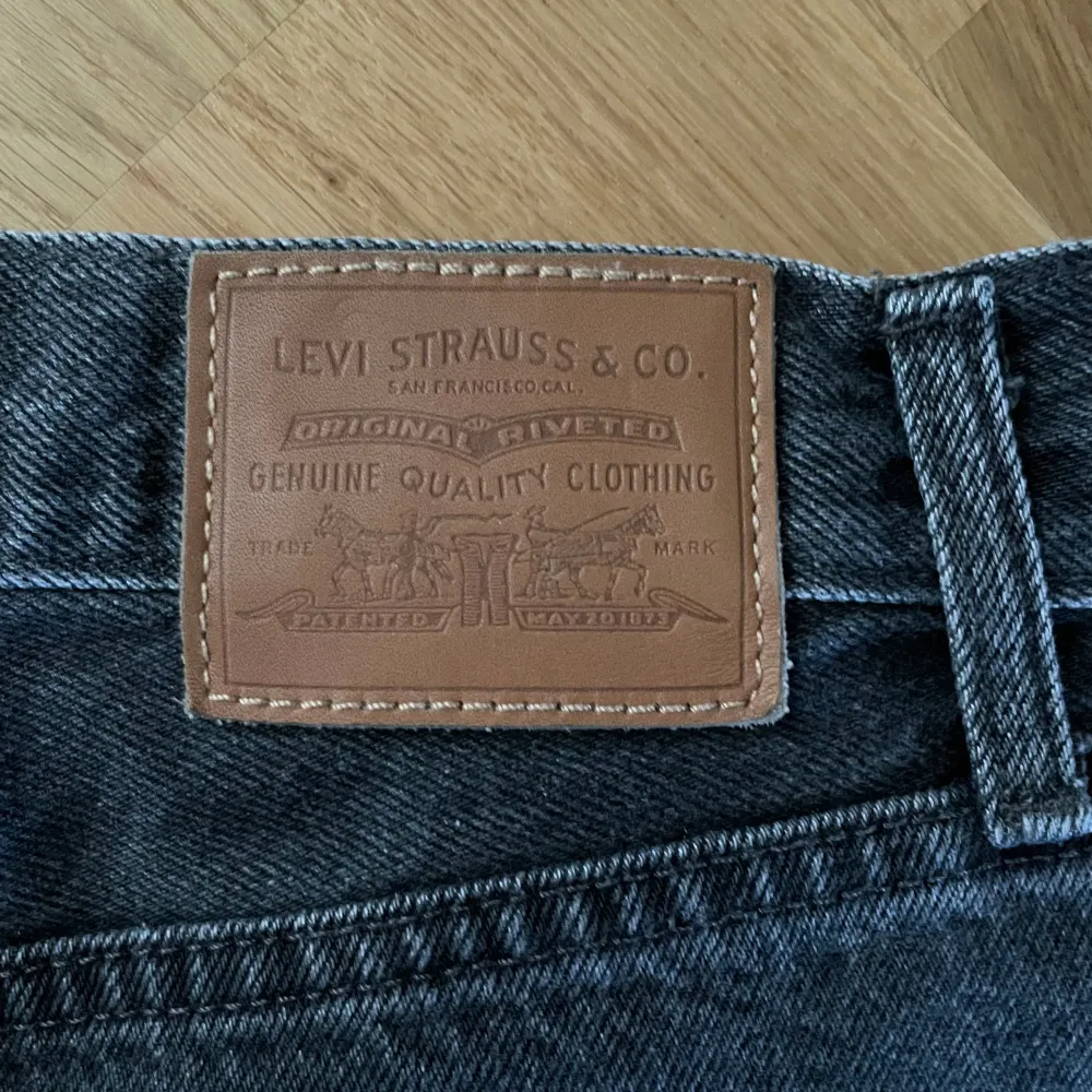 Oanvända grå/svarta Levi’s jeans i modellen ”baggy dad” i storlek 26. Säljer för att de tyvärr är för stora för mig. Passar på någon som vanligtvis är storlek S/M. Originalpris 1 250kr.. Jeans & Byxor.