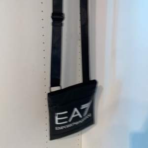 Denna EA7 väska är i bäst skick använd en gång den har inga fläckar pris kan diskuteras i dm