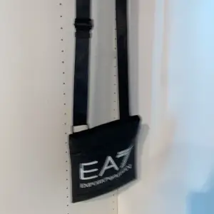Denna EA7 väska är i bäst skick använd en gång den har inga fläckar pris kan diskuteras i dm