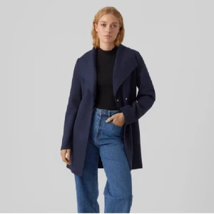 Kappa - Detta är en kappa jag använt typ 2 gånger men var inte riktigt för mig och är därför jag säljer den och den har även inga defekter och är som ny 