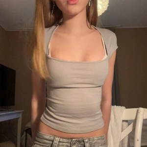 Ljus grå tröja 🩷 - Säljer ljus grå square cut topp från hm. Säljer för 200kr, kan tänka mig prisförhandla 🩷🩷🩷