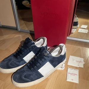 Valentino flycrew  - Säljer dessa galet populära valentino flycrew skor i färgen ”NAVY” som är helt omöjliga att få tag på.  Saknas 2nitar men har beställt hem extra nitar från valentino som tillkommer. Tillkommer: skor, replacement box, dustbag (på bilderna) Hör av er🙌🔥
