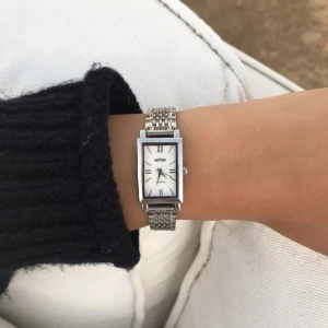 Klocka - Säljer min helt nya silvriga klocka som är i rostfri stål, säljs pågrund av att den inte kommer till användning❣️