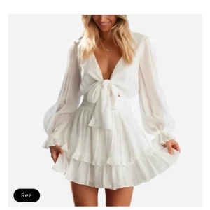 Studentklänning  - Detta är en jättefin klänning som aldrig är använd. Jag beställde den i hopp om att den skulle passa, då dem inte hade inne min storlek. Men den var tyvärr förliten för mig. Den är fin till både student och andra tillställningar! 