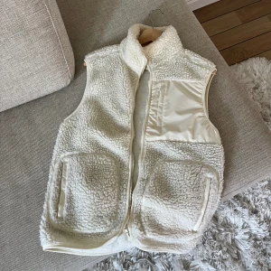 Vit teddyväst - Hej! Säljer en jätte mysig vit teddyväst. Stl 170/S från StudioTotal🤍