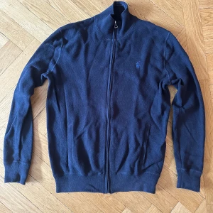 Ralph Lauren hel zip - Ralph Lauren hel zip storlek S. Använd andvänd 3 gånger. Skick 9,5/10