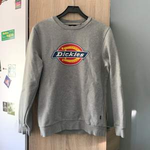 Dickies sweatshirt i fint skick! Använd några gånger men har mest hängt i garderoben. Säljer vidare så den får användning!