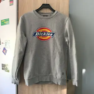 Dickies sweatshirt i fint skick! Använd några gånger men har mest hängt i garderoben. Säljer vidare så den får användning!