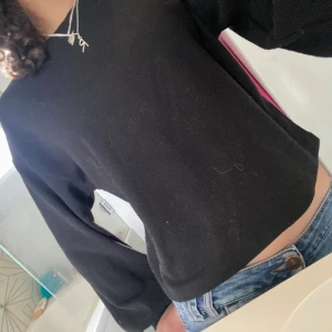 Jättefin svart tröja - Gullig, svart, ribbad tröja med lite puffiga ärmar som är perfekt till våren💕💕