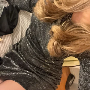 Supersnygg glitterklänning🩷🩷 - Superfint skick använd en gång, inga defekter!