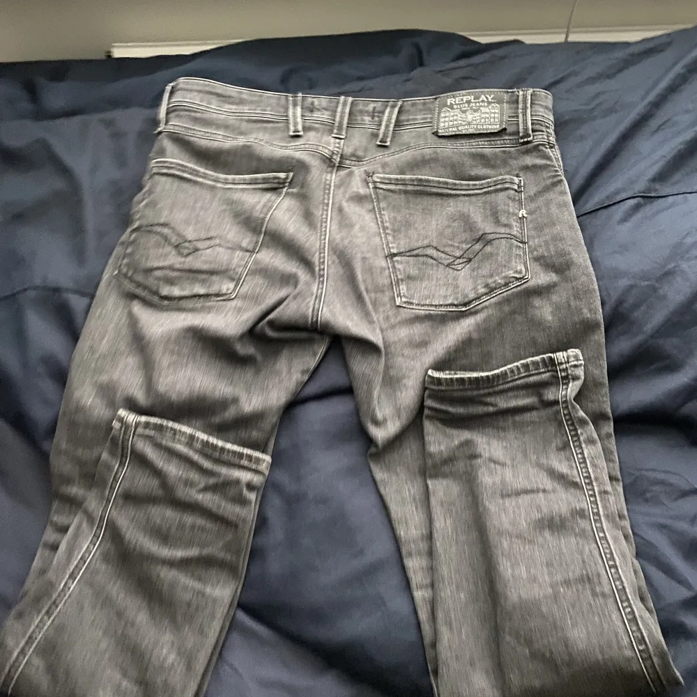 Sköna replay anbass jeans slim fit i färgen grå. Nypris 1700. Inga tydliga defekter alls. Priset är inte spikat. Jeans & Byxor.