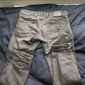 Sköna replay anbass jeans slim fit i färgen grå. Nypris 1700. Inga tydliga defekter alls. Priset är inte spikat