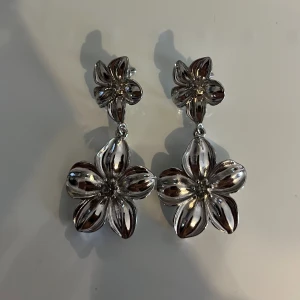 Blomörhängen  - Blomörhängen i silver som inte använts💕