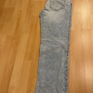 Jeans  - Säljer ett par jeans helt nya aldrig använda. Säljer på grund av att det är för stora.