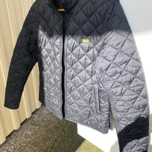 Barbour jacka - Säljer nu min Barbour jacka då jag har växt ur den. Jackan är i ett strålande skick och är Perfekt nu till våren. Har du några funderingar tveka inte att fråga.