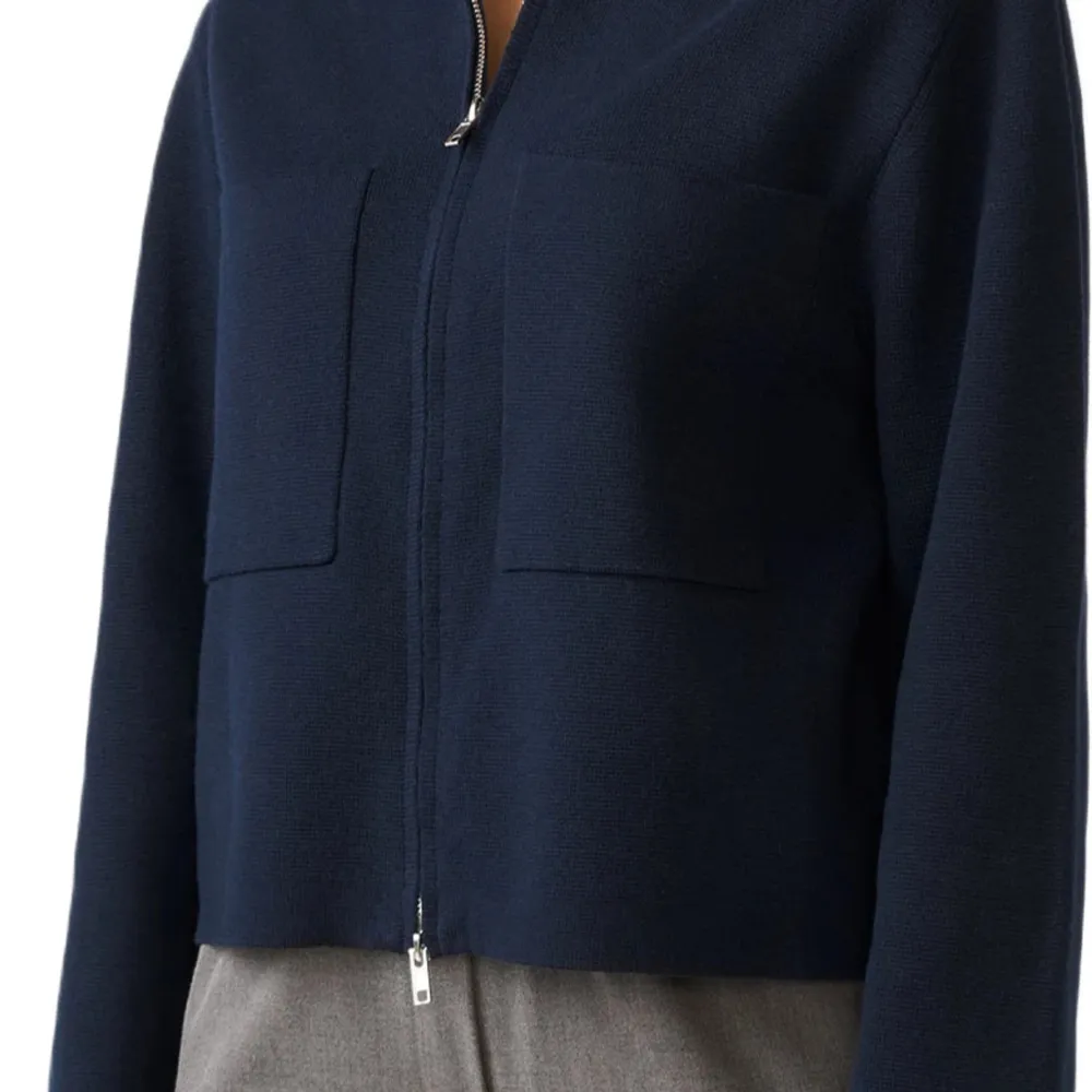 Säljer denna mörkblåa zip tröja som köptes i somras på Åhléns. Slutsåld på Åhléns hemsida. Den är i väldigt bra skick ❤️. Tröjor & Koftor.