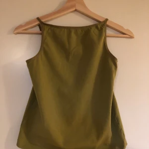 Snygg militärgrönt linne med halterneck⚜️ - Storlek XXS, men passar S och XS. Skriv om intresserad ⚜️