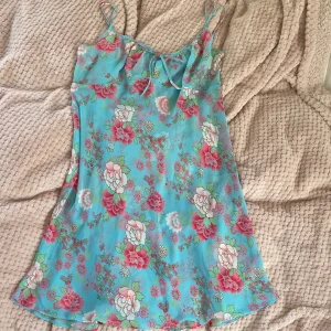 Unik klänning - En unik, somrig, y2k klänning! Materialet är luftigt men rätt genomskinligt. Saknar etikett. Skriv gärna i DM vid frågor 💗