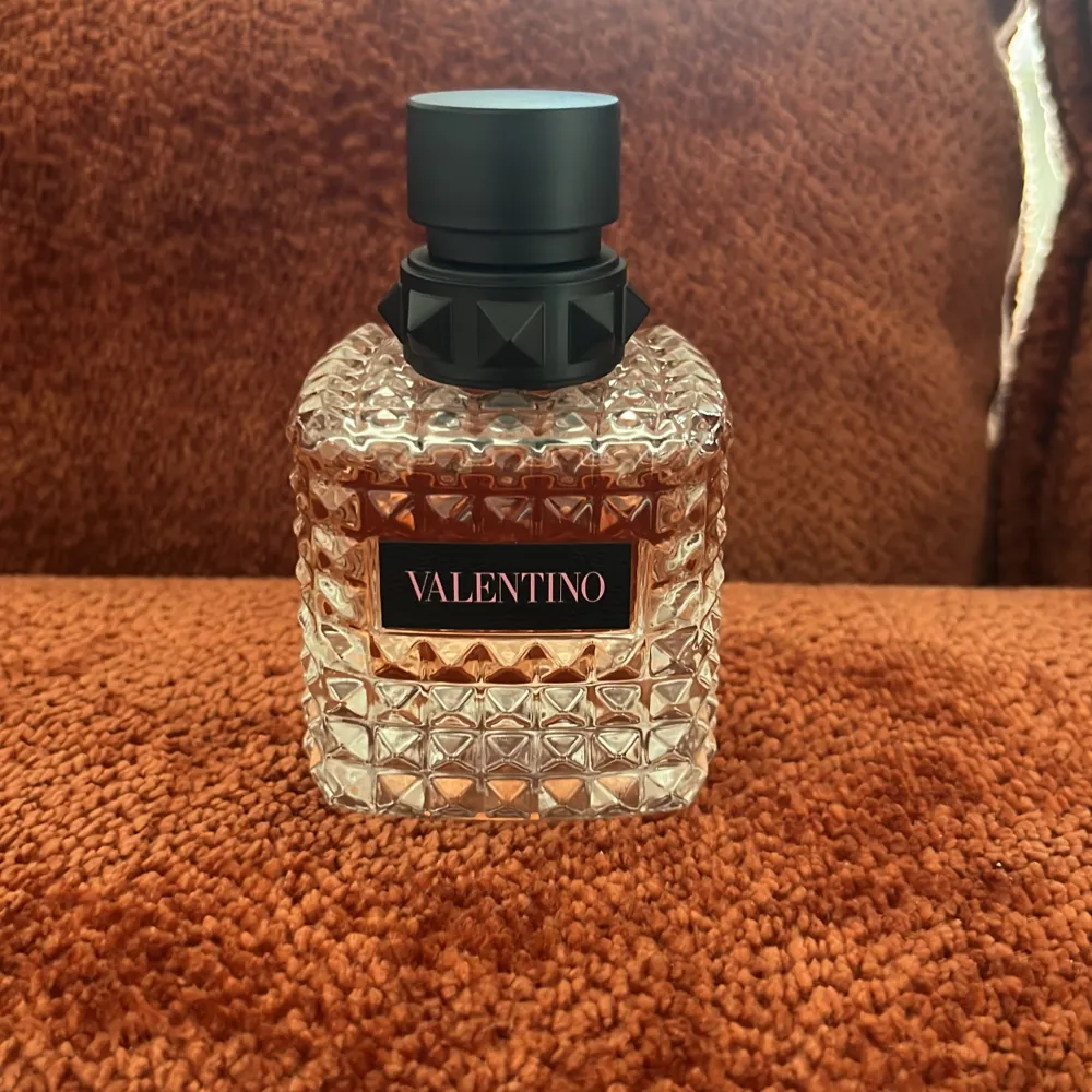 Valentino parfym born in Roma Knappt använd som ni ser på bilden  kom inte med skam bud tack nekar direkt . Parfym.