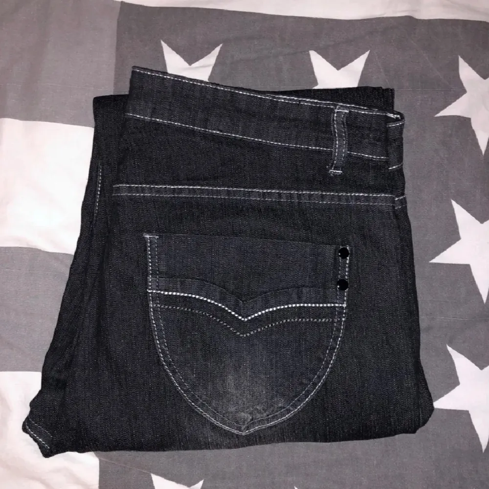 Svarta baggy jeans som jag inte använder längre, helt okej skick🫶 kom privat för mer bilder eller frågor🙏 pris kan diskuteras. Jeans & Byxor.