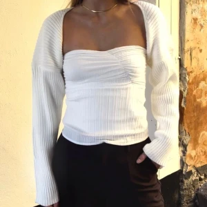 Vit slutsåld HM bolero!  - Säljer min väldigt söta bolero frn hm som inte säljs längre! Den är sparsamt använd men den har en liten liten fläck, kom privat för bild! Som sagt inget man tänker på! Pris kan diskuteras!