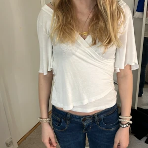 Blus - Jag säljer min gamla blus vet tyvärr inte vart den är ifrån ursprungligen men jag säljer den för att jag inte har något intresse av den längre 💞💞