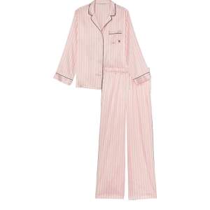 Den klassiska rosa randiga pyjamasen från VS 💗🌷 Endast testad därav i nyskick. Jag tycker den är starkare rosa i verkligheten än vad bilden får med