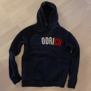 Hoodrich tracksuit - Hoodrich tracksuit mörkblå i fint skick 