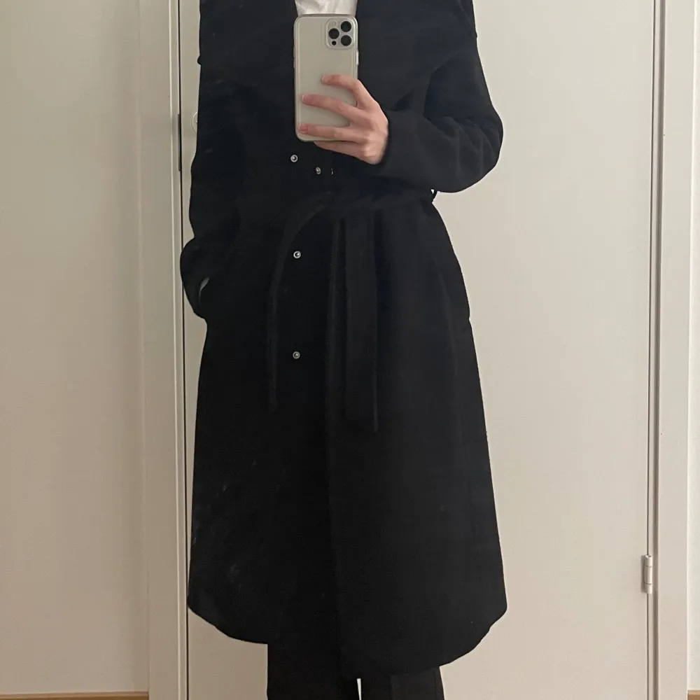 Jätte fin trendig kappa från Vero Moda 🖤 Köpte för 799 kr, jag är 158 cm. Jackor.