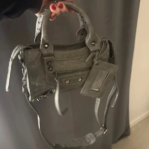 Väska  - Säljer denna väska då den inte kommer till användning! Kom gärna med prisförslag! Den har inga defekter då jag andvänt den ungefär 2 gånger. 