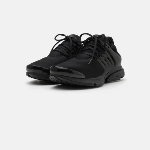 nike prestos - hej! jag säljer mina nike prestos hel svarta, knappt anväda, orginal pris är 1495kr och säljer mina för runt 350kr