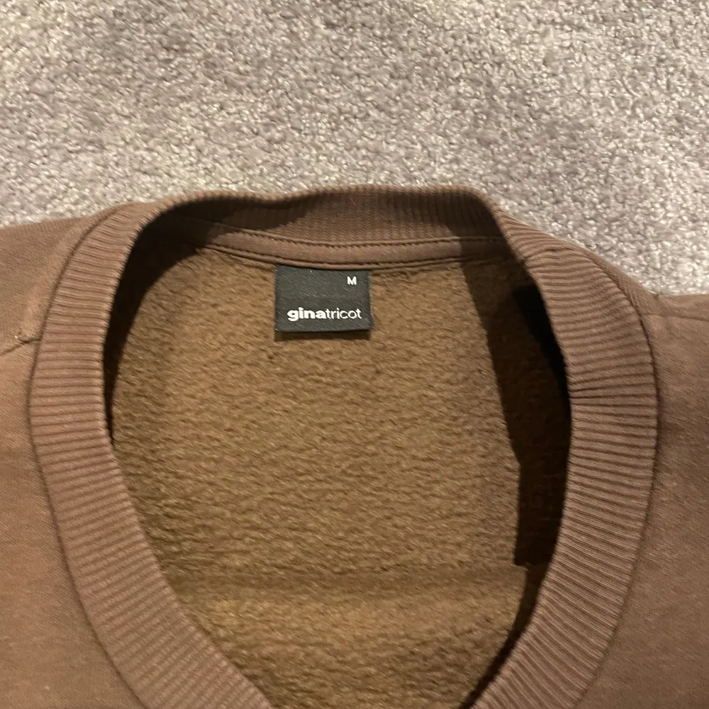 En brun sweatshirt med tryck från Gina, denna var min absoluta favorit då den passade mig. Mjuk och snygg att stylea. . Hoodies.