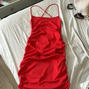 Röd tajt klänning med snörning på baksidan. Aldrig använd bara testad. Justerbara band. Frakt från 36 kronor, inkluderat i priset. 