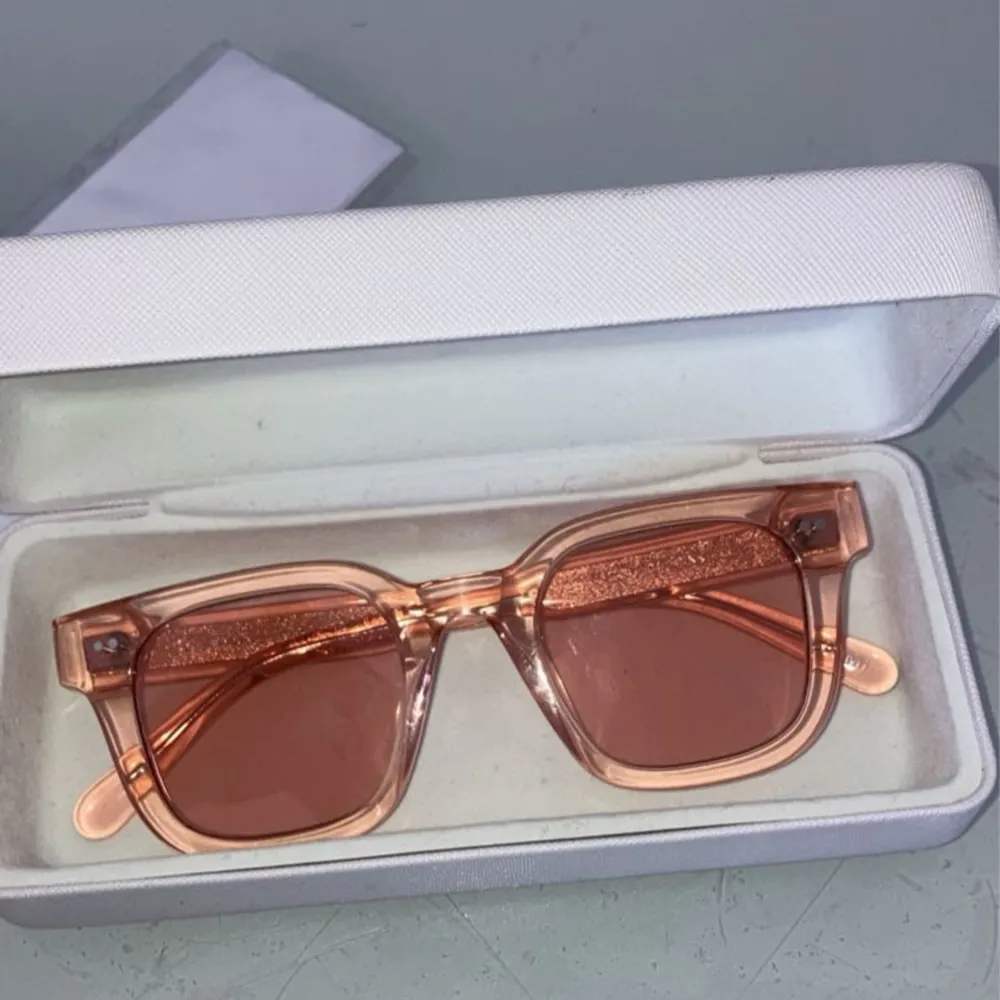 Solglasögon CHIMI  750 kr styck 👓  1350 för bägge paren. Accessoarer.