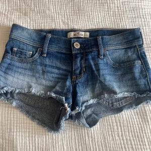 Lågmidjade jeansshorts  - Lågmidjade jeansshorts från Hollister! 