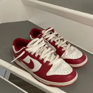 Tror de är Nike dunks, säljer för jag använder inte längre, storlek 42/42,5, ändå ganska fint skick, inga defekter men lite smutsiga bara. Pris kan diskuteras