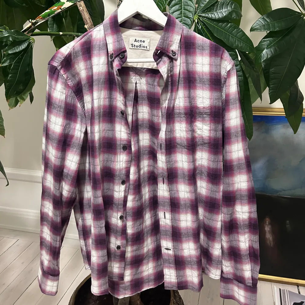 **** ACNE STUDIOS CHECKER SHIRT COLOR: AUBERGINE NEW PRICE: 3000-3900 MY PRICE 875!!!! CONDITION 9/10 WORN EXACT 3 TIMES. RIGHT TO ME FOR QUESTIONS ****. Skjortor.