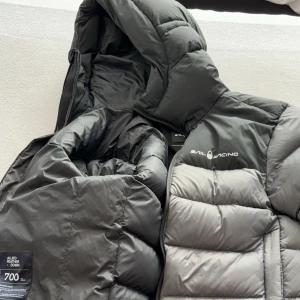 Sail racing jacka. Ny och i bra skick - Sail racing jacka i storlek S. Vänligt ny och är i bra skick. Knappt använd. Köpt för 4000kr. Anledningen till varför jag säljer den är för den passar inte mig längre. PRIS KAN DISKUTERAS