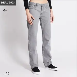 Lågmidjade jeans från lager 157, jättefina jeans som är i bra skick. Säljer för att jag behöver pengar.  Köparen står för frakt💕