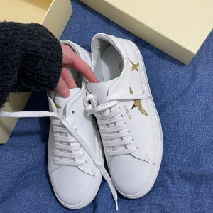 Axel Arigato skor  - Helt nya Axel Arigato skor, säljes pga fel storlek Storlek: 41  Köparen står för frakt 