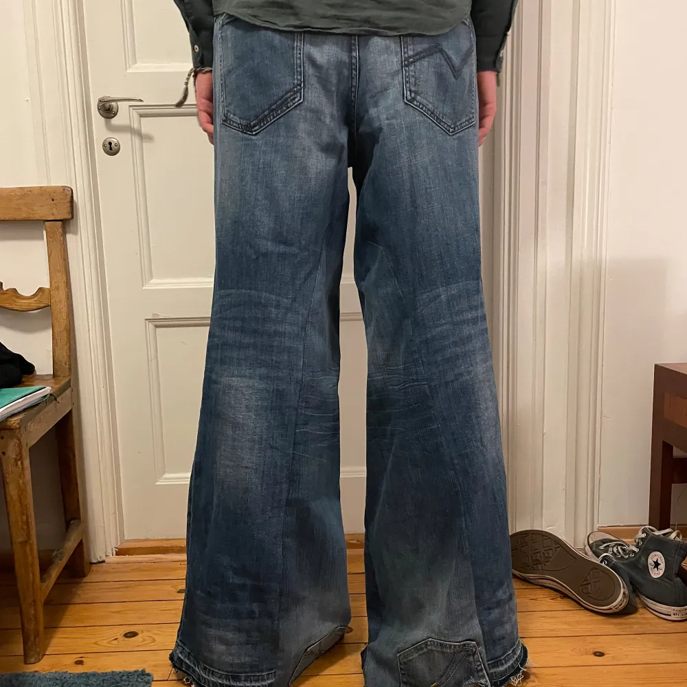 snygga baggy/flare jeans. Han på bilden är 2m lång. Pris går att diskutera, köp via ”köp direkt” total längd 113cm benvidd nertill 41cm midja 50x2cm . Jeans & Byxor.