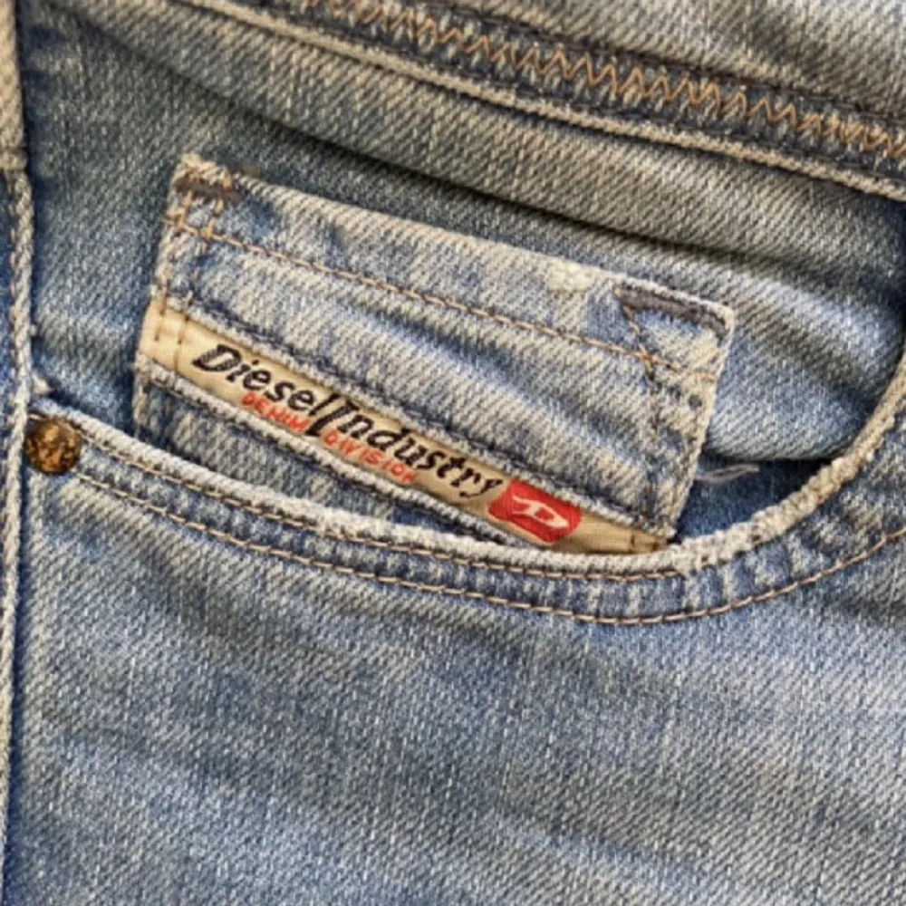 Jättefina low waisted jeans från märket Diesel i modellen Bootcut and Flare Jeans färgen Light Blie. Tyvärr lite korta på mig för min smak, men så sköna och stretchiga i materialet😫  Nyttpris var 2 000kr och säljer för 700kr eller högst bud!🫶🏼. Jeans & Byxor.