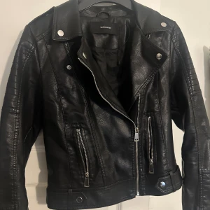 Skinnjacka  -  Säljer min fina skinnjacka som är köpt för 1 år sedan. Köpt från Vero Moda i storlek 38. Ganska fin och använt fåtal gånger. 