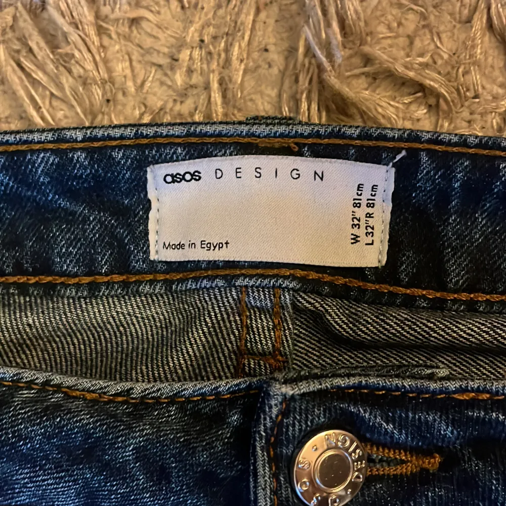 Feta Asos jeans med bra passform till ett riktigt bra pris! Modellen på bilden är 181cm lång. Ingen skada/defekt på dessa jeans. Snygg färg. Storlek 32x32. Kontakta för fler bilder eller om du har någon fråga 😀. Jeans & Byxor.