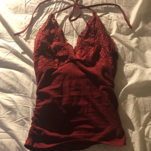 Y2K halterneck topp - Storlek xs och du knyter toppen själv. Köpt för 100 kr på shein.