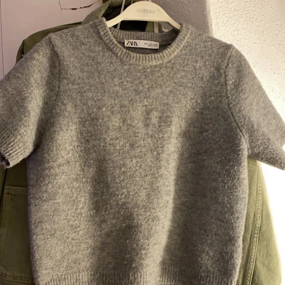 Säljer just nu denna tröjan från zara eftersom jag inte använder den längre 💕. Stickat.