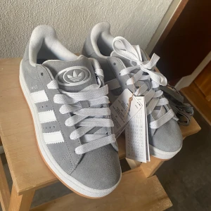 adidas campus 00!  - Skorna är i storlek 38 och nyskick med lapparna kvar! Säljer eftersom de var lite för små för mig. Gråa snören kommer med 💕💕 Frakt tillkommer. 