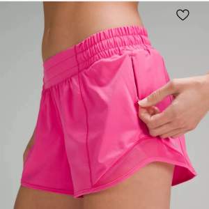 Säljer mina nya lululemon shorts då de är lite för stora för mig.