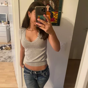 Tröja - En as snygg tröja från zara passar till våren nu och passar med allt. Det har gått sönder lite vid armhålan med det är inget som syns och det är därför priset är sänkt nypris 300kr🥰